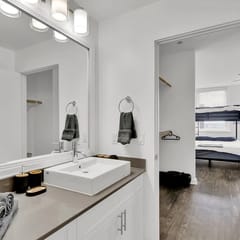 Lux 2B2B Downtown Condo by Traveller's Comfort