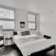 Chic 2B2B Downtown Condo by Traveller's Comfort