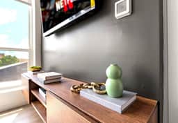 Stylish Downtown Condo by Traveller's Comfort
