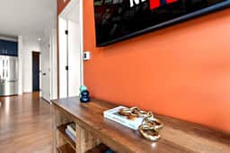 Downtown 1B Condo w/ Gym by Traveller's Comfort