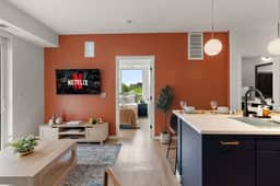 Cozy Downtown Condo w/ Gym by Traveller's Comfort