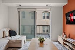 Cozy Downtown Condo w/ Gym by Traveller's Comfort