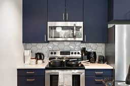 Elegant Downtown Condo by Traveller's Comfort