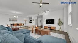 Lux 2B2B Downtown Condo by Traveller's Comfort