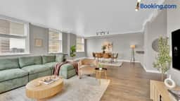 Luxurious 2B Downtown Condo by Traveller's Comfort
