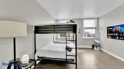 Luxurious 2B Downtown Condo by Traveller's Comfort
