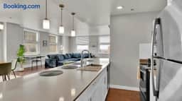 Stylish 2B Downtown Condo by Traveller's Comfort