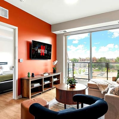 Downtown 1B Condo w/ Gym by Traveller's Comfort