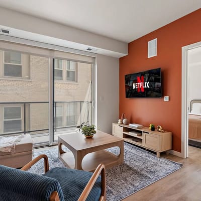 Cozy Downtown Condo w/ Gym by Traveller's Comfort