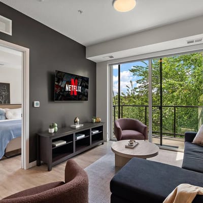 Elegant Downtown Condo by Traveller's Comfort