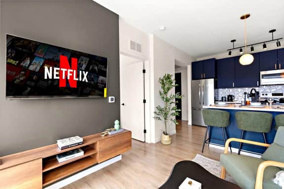 Stylish Downtown Condo by Traveller's Comfort