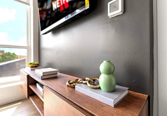 Stylish Downtown Condo by Traveller's Comfort