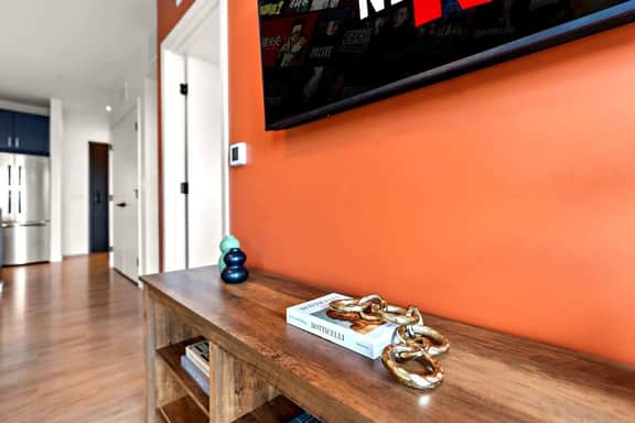 Downtown 1B Condo w/ Gym by Traveller's Comfort