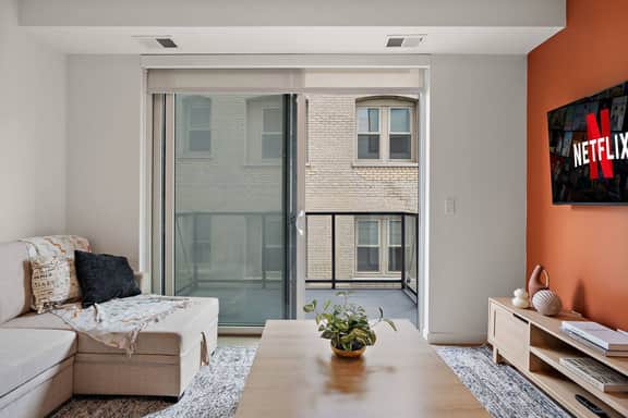 Cozy Downtown Condo w/ Gym by Traveller's Comfort