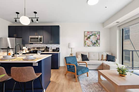 Cozy Downtown Condo w/ Gym by Traveller's Comfort