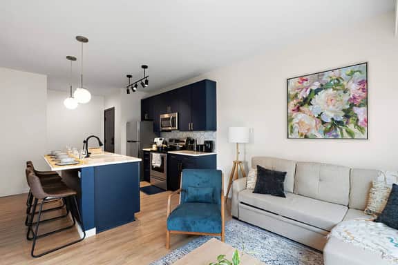 Cozy Downtown Condo w/ Gym by Traveller's Comfort