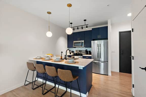 Elegant Downtown Condo by Traveller's Comfort
