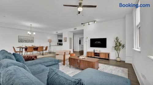 Lux 2B2B Downtown Condo by Traveller's Comfort