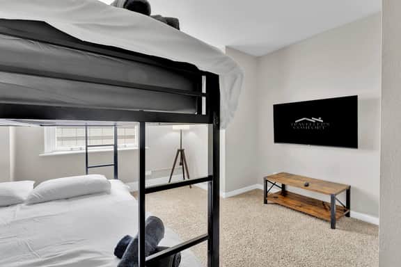Stylish 2B Downtown Condo by Traveller's Comfort