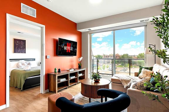 Downtown 1B Condo w/ Gym by Traveller's Comfort