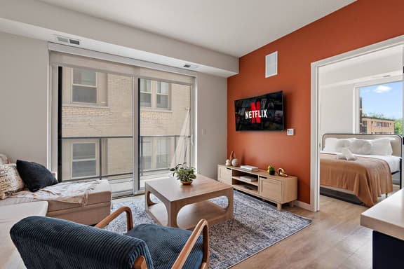 Cozy Downtown Condo w/ Gym by Traveller's Comfort