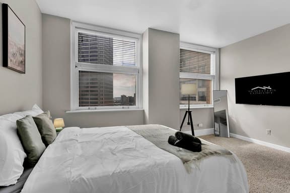 Stylish 2B Downtown Condo by Traveller's Comfort